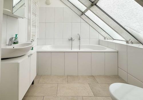 Helles Badezimmer