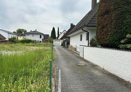 Einfahrt mit Garage