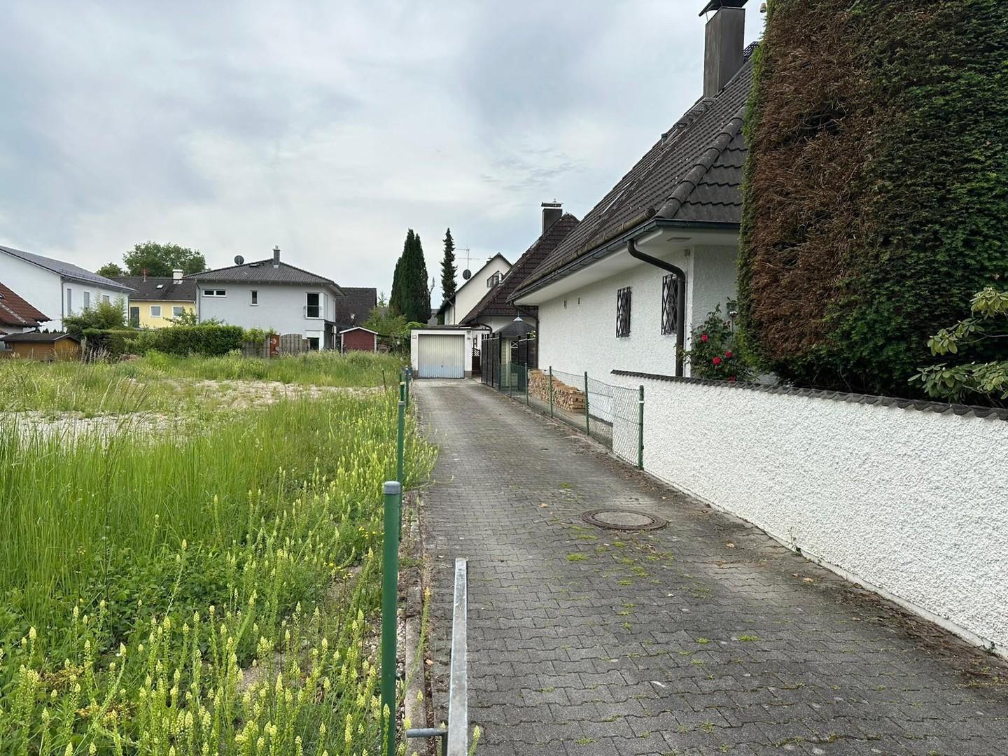 Einfahrt mit Garage