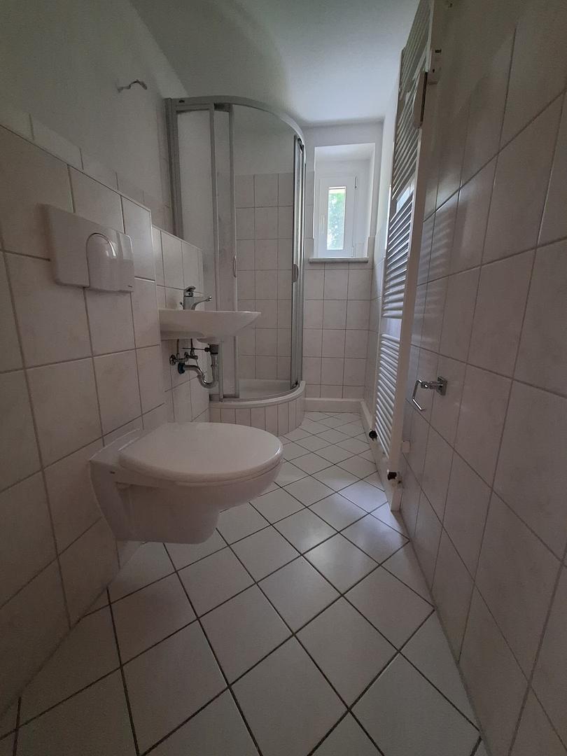 Bad mit Fenster und Dusche