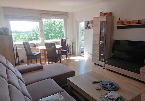 Wohnzimmer mit Balkonzugang