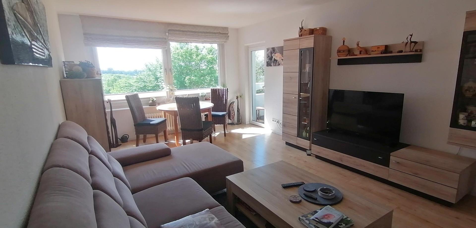 Wohnzimmer mit Balkonzugang
