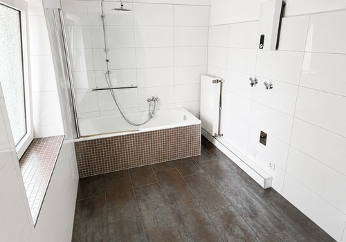 Bad (Blick zu Badewanne)