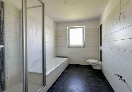 Tageslichtbad mit Wanne und Dusche 