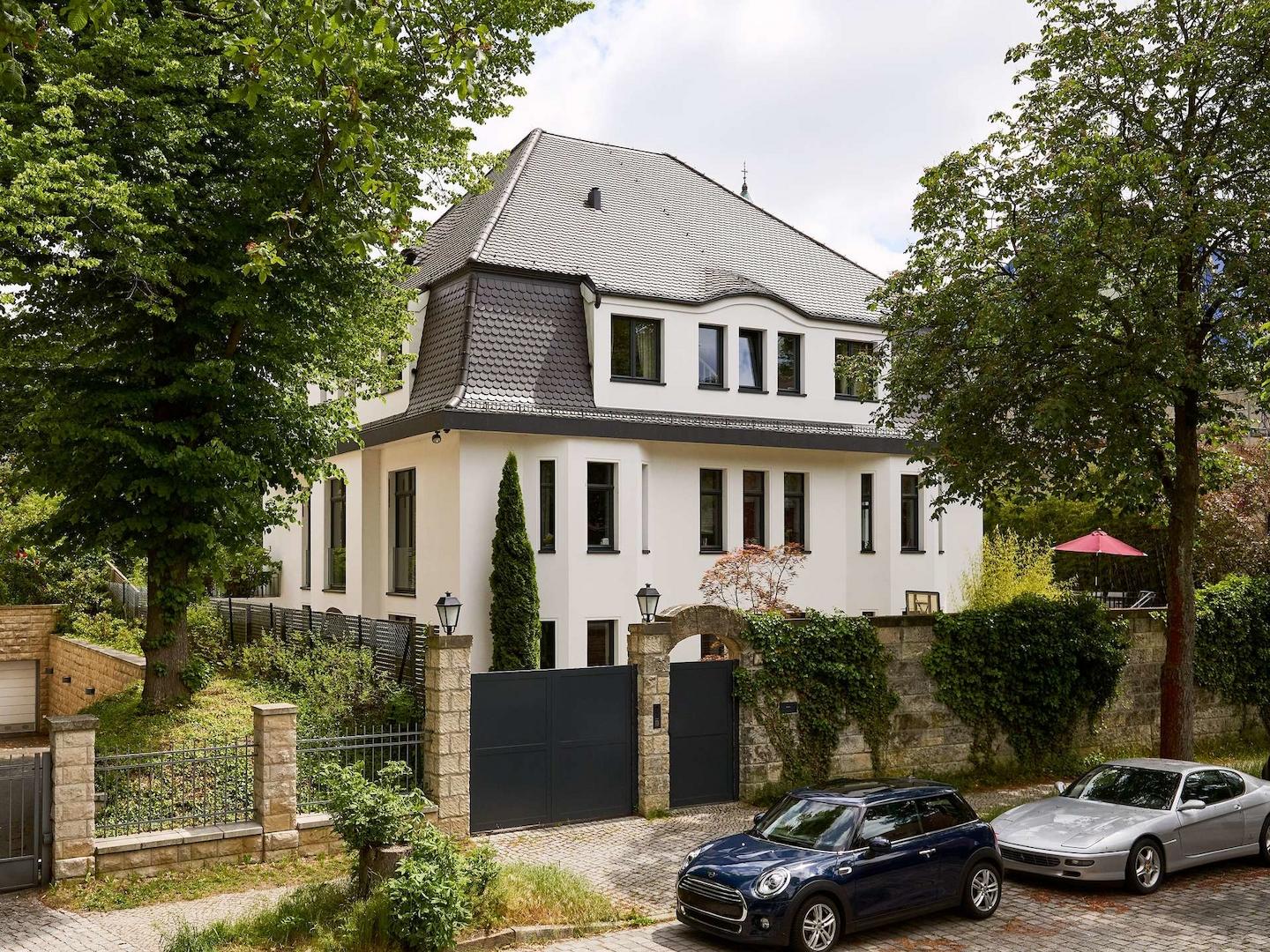 Architektonisches Unikat: Luxuriöse Altbauvilla mit Einliegerwohnung & Salzwasseraußenpool – 14169 Berlin – Bild 1 von 25