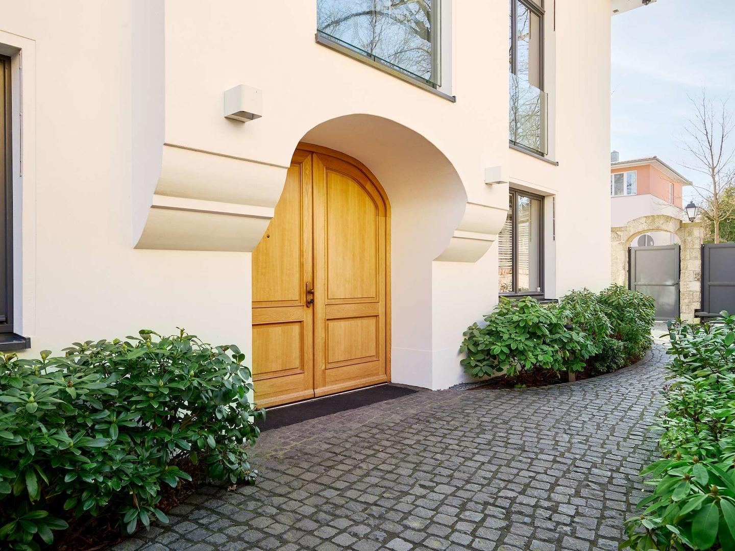 Architektonisches Unikat: Luxuriöse Altbauvilla mit Einliegerwohnung & Salzwasseraußenpool – 14169 Berlin – Vorschaubild 2