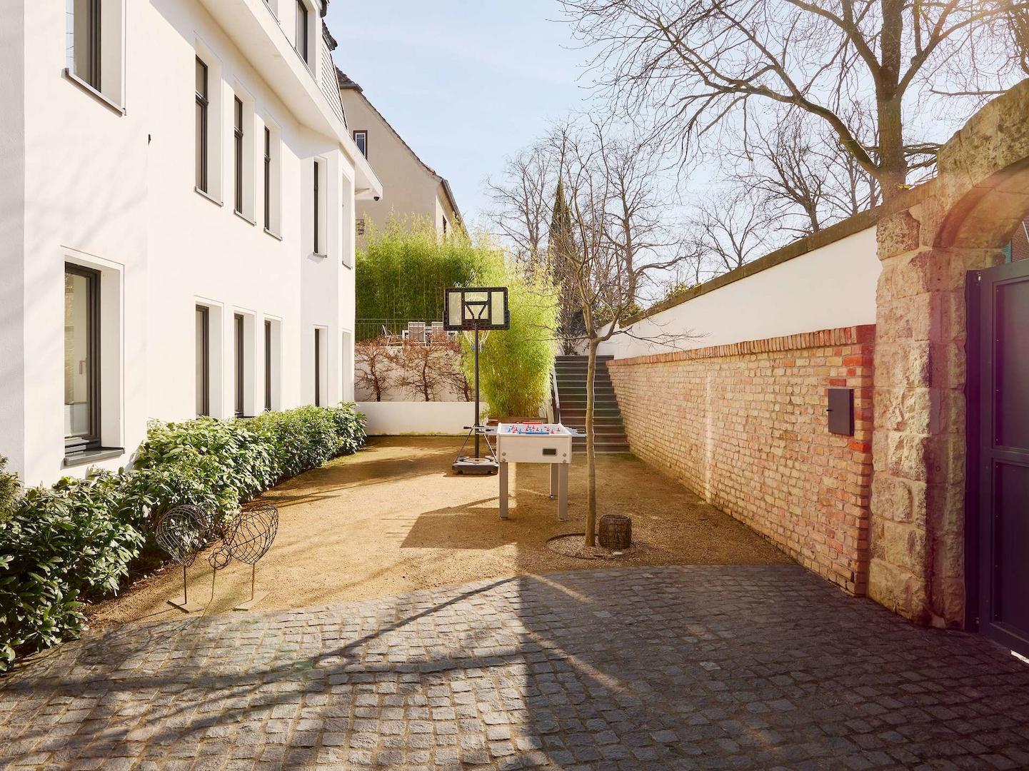 Architektonisches Unikat: Luxuriöse Altbauvilla mit Einliegerwohnung & Salzwasseraußenpool – 14169 Berlin – Vorschaubild 20