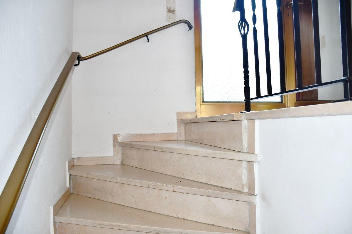 Treppe zum Untergeschoss