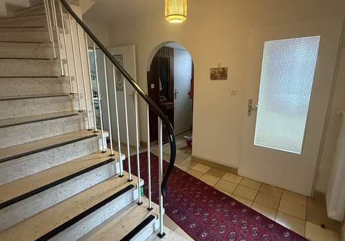 Flur mit Treppe ins Dachgeschoss