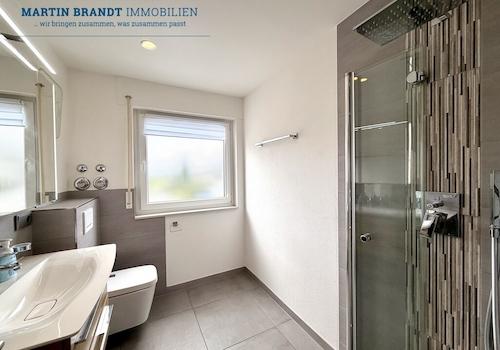 Modernes Tageslichtbad mit Dusche