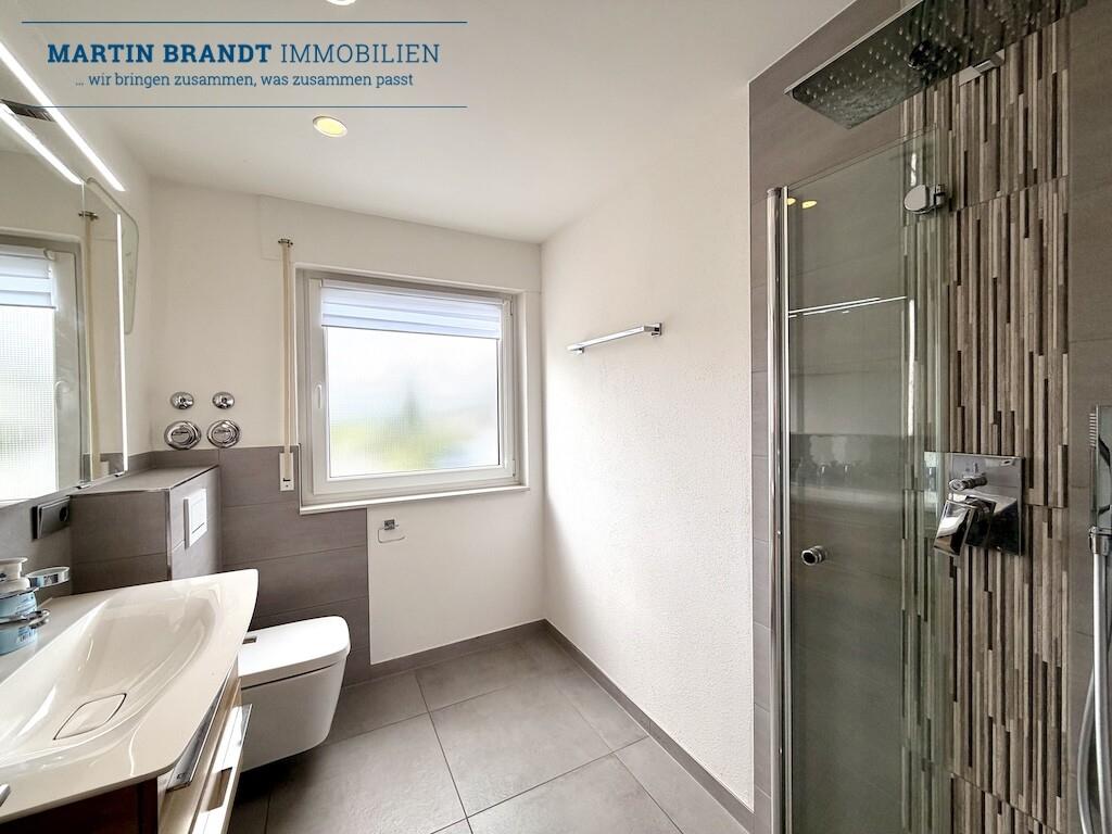 Modernes Tageslichtbad mit Dusche