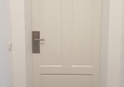 Tür zum Wohnraum