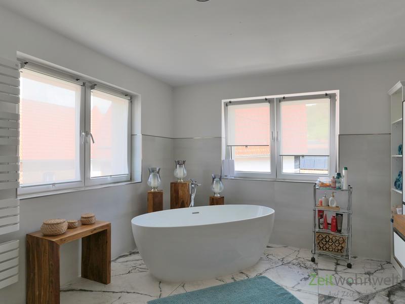 freistehende Wanne im Bad