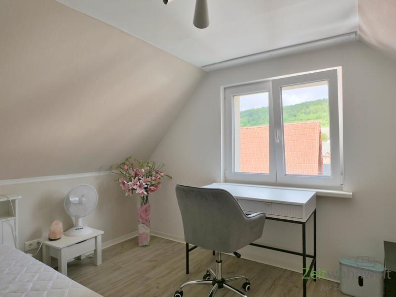 kleiner Schreibtisch am Fenster