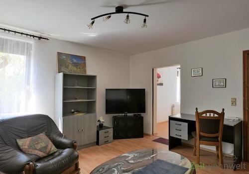 TV und kleiner Schreibtisch
