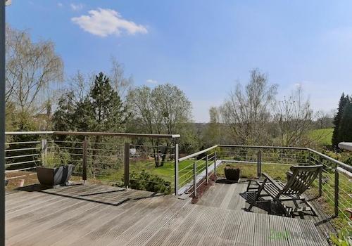teilüberdachter Balkon mit Liegestuhl