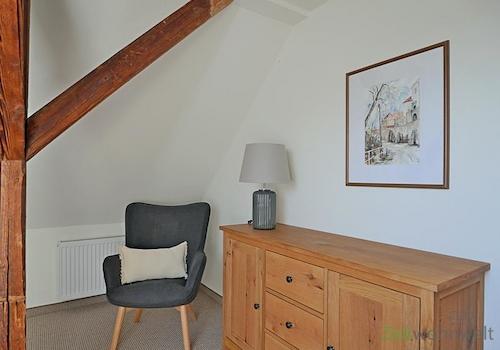 Sessel und Sideboard