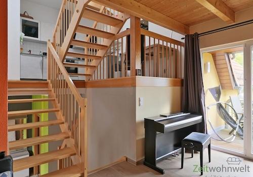 E-Piano vor dem Balkon