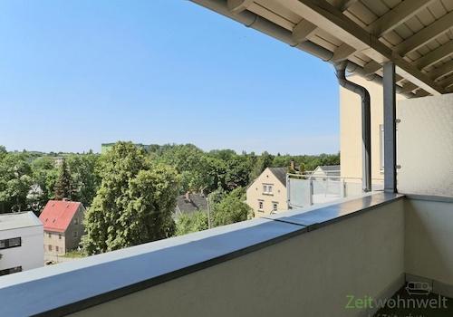 großer überdachter Balkon