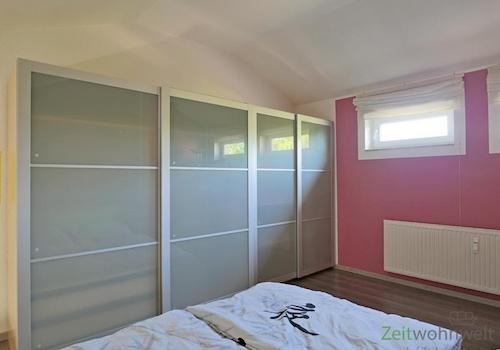 großer Kleiderschrank