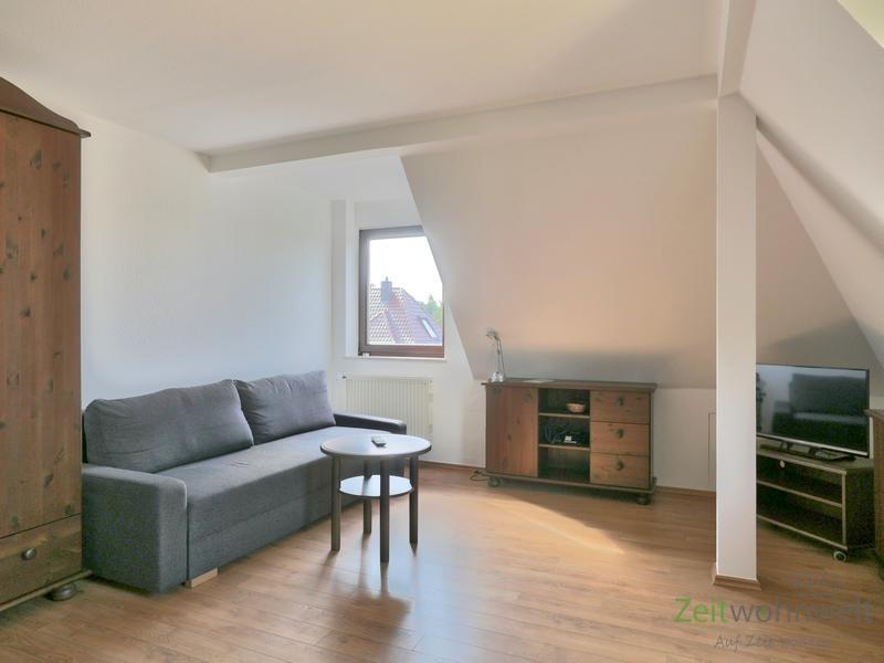 Sofa und TV im Wohnzimmer