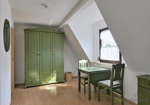 Kleiderschrank und Tisch