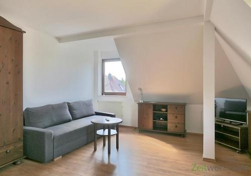 Sofa und TV im Wohnzimmer