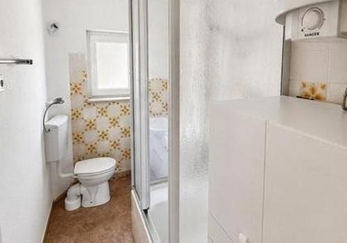 Bad mit Dusche und WC