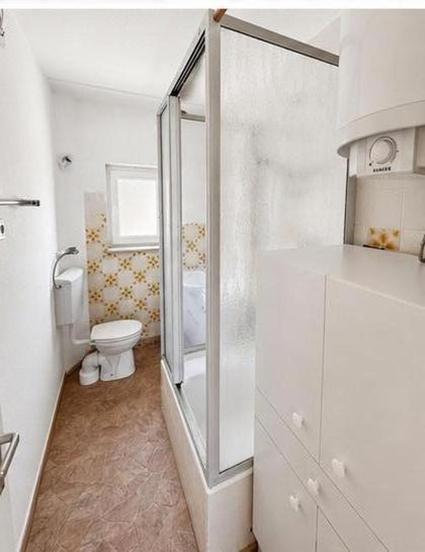 Bad mit Dusche und WC