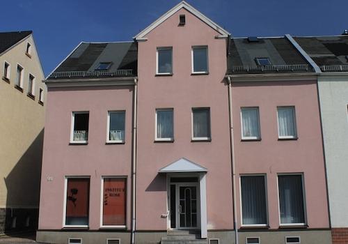 Strassenfront  Gewerbeeingänge