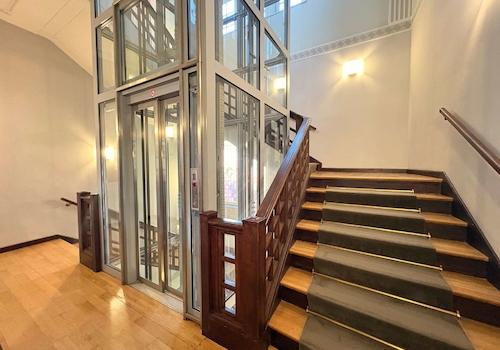 Treppenhaus mit Lift