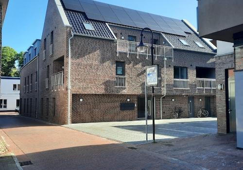 Ansicht Eingangsseite mit Parkplatz
