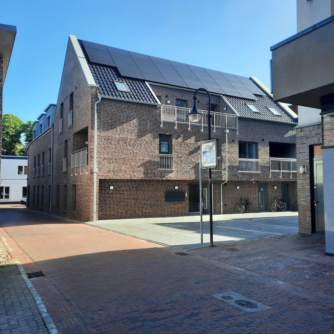 Ansicht Eingangsseite mit Parkplatz