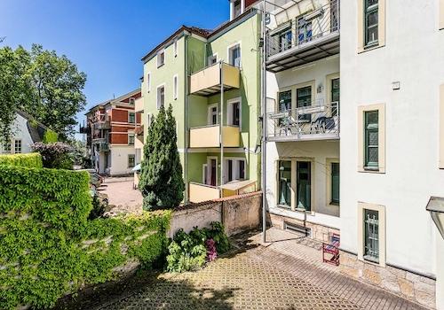 Hausansicht mit Balkon