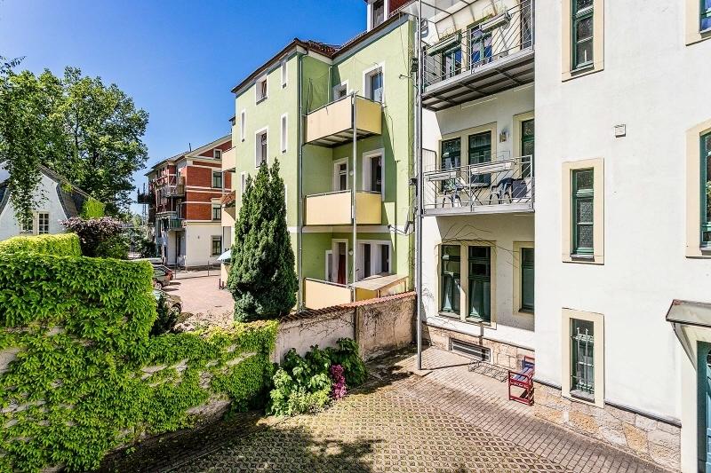 Hausansicht mit Balkon