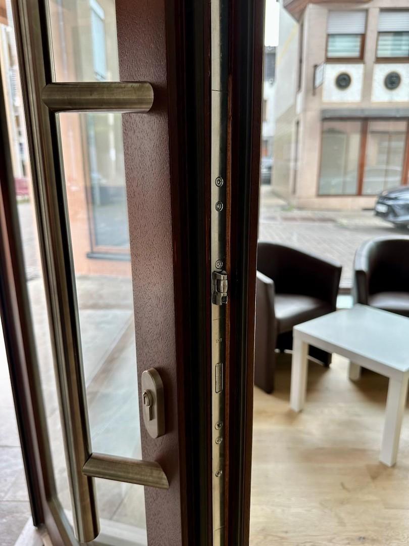 modern gesicherte Eingangstür