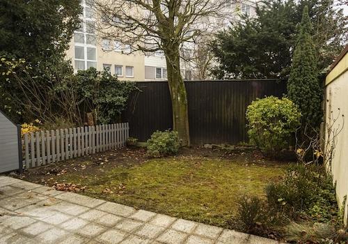 Garten mit Blick aus dem Wohnz