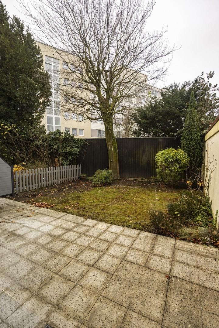 Garten mit Blick aus dem Wohnz