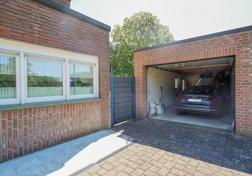 Haus & Garage mit Zwischentür zum Garten