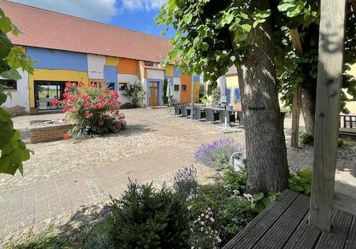Blick auf den Stall + Wellness