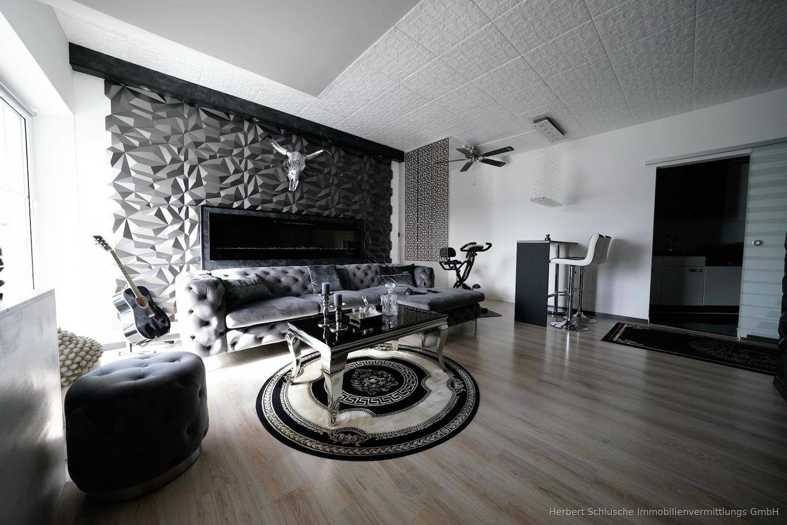 Wohnzimmer (mit Balkonzugang)