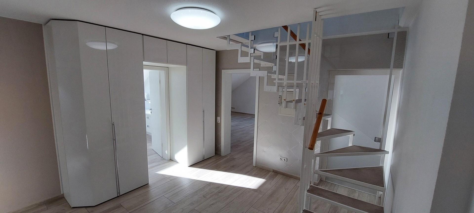 Diele mit Treppe Dachboden
