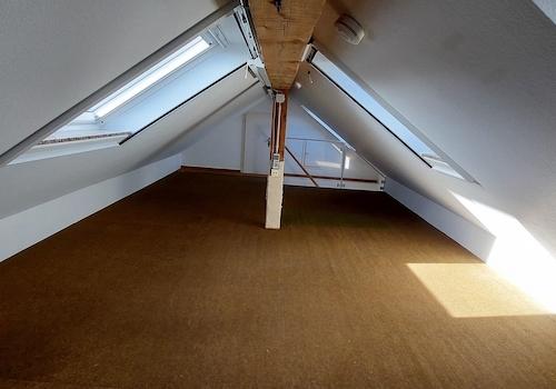 Dachboden mit Fenstern