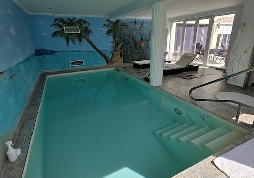 Indoorpool im EG