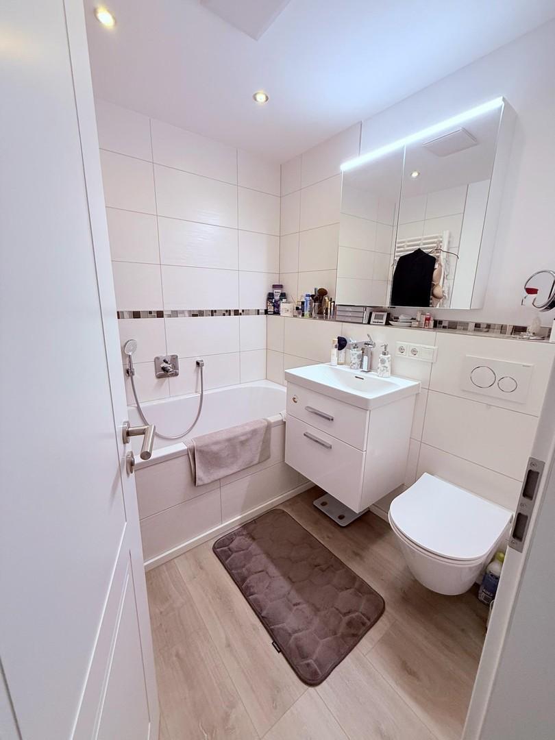 Bad mit Badewanne