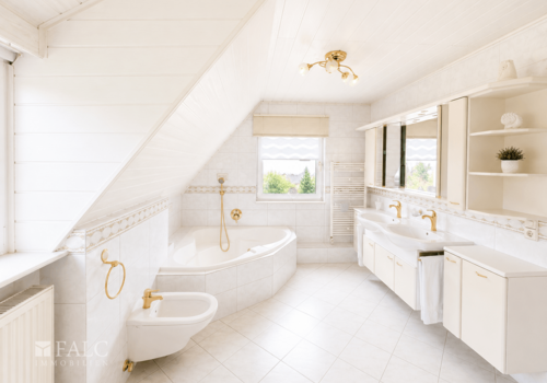 Badezimmer mit Badewanne im Obergeschoss