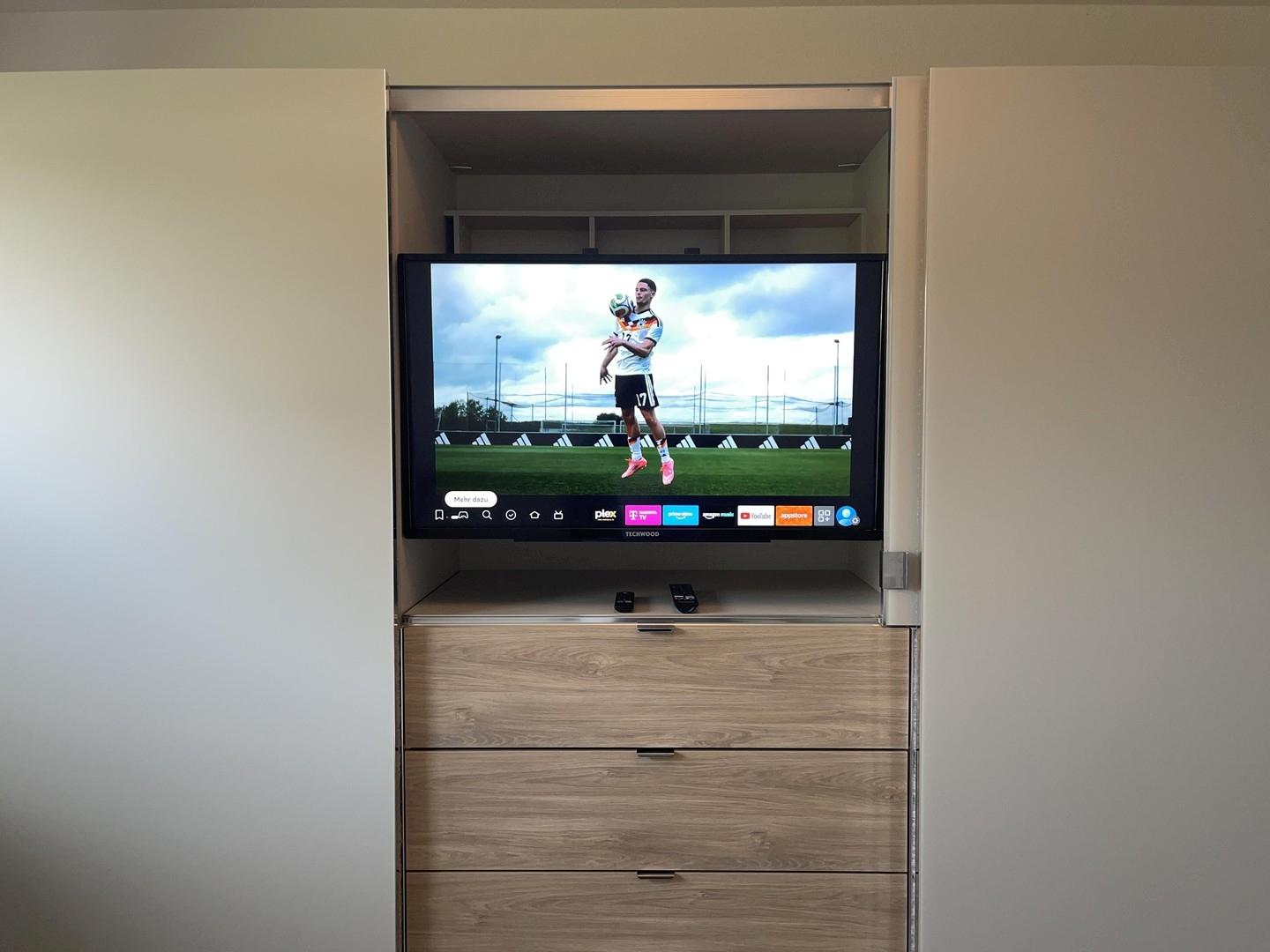 Schlafzimmer 1 mit integr. TV