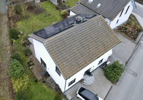 Haus oben vorne und Garten