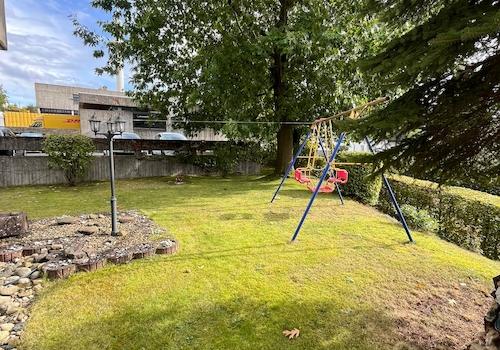 Garten mit Spielplatz
