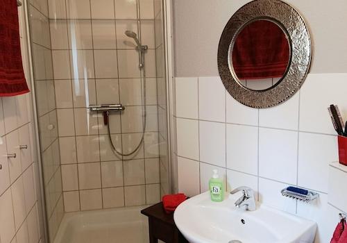 Gäste-WC mit Dusche